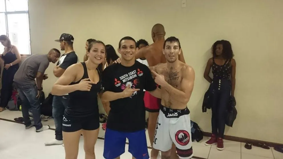 Gabriela y Víctor, con su profesor profesor de MMA Hemerson Hubaldo. 