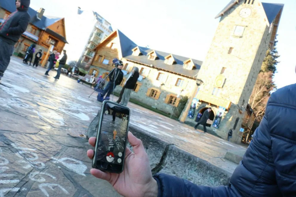 Los jugadores salieron a la calle a cazar pokemones.