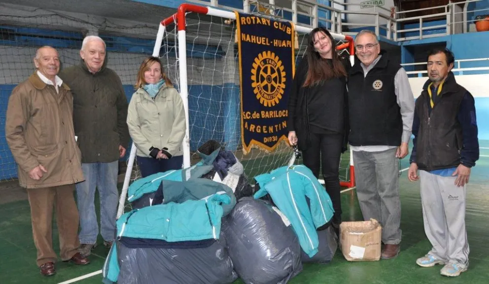 Integrantes del Rotary Club Nahuel Huapi con las camperas para donar en El Bolsón.