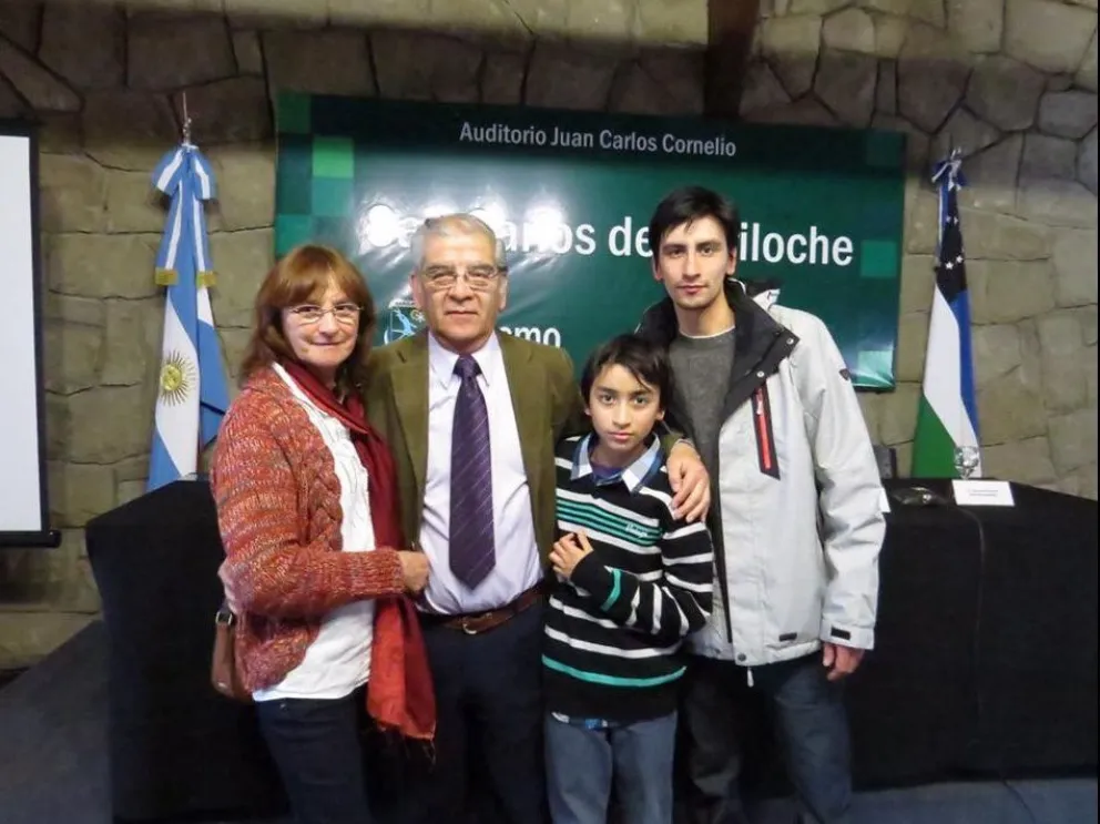 Juan Carlos Cornelio y su familia, el día inaugural del auditorio en el edificio de Aerolíneas.
