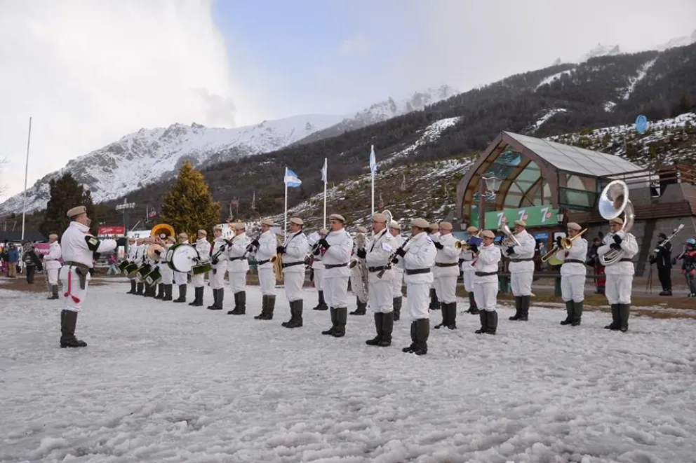 Orgullo montañés con la banda de la Escuela Militar de Montaña