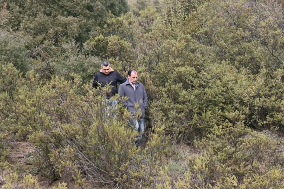 El cuerpo hallado "tendría uniforme policial"