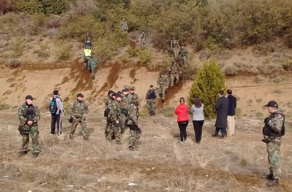 Gendarmería sube por la izquierda y los policías bajan por la derecha.