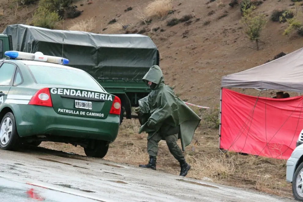 Gendarmería trabajó toda la noche para armar infraestructura para los peritos.