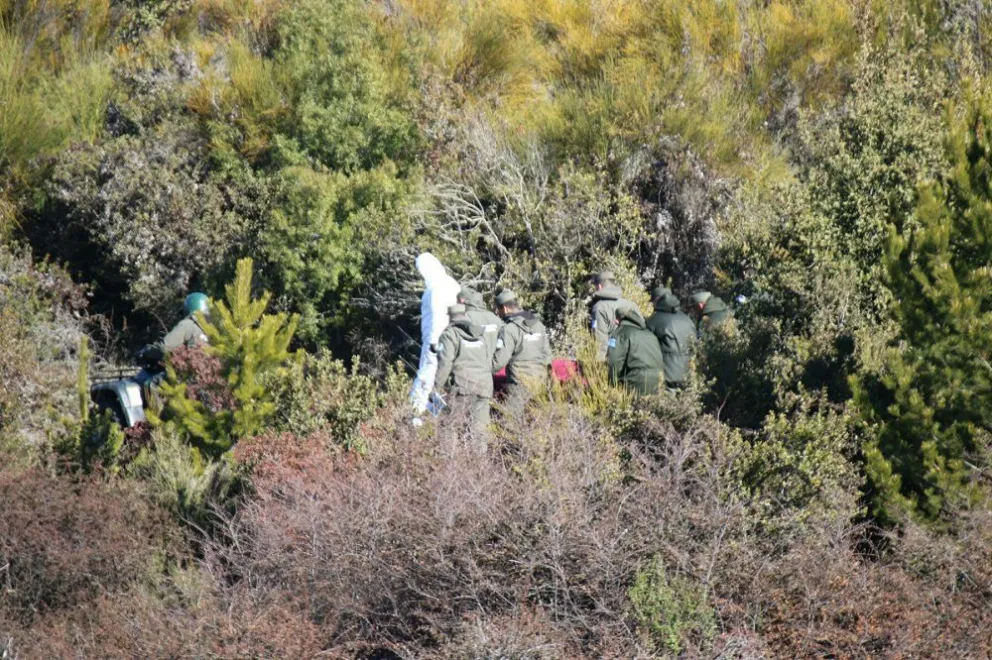 Gendarmes bajan el cuerpo de la loma en la que se encontraba. 