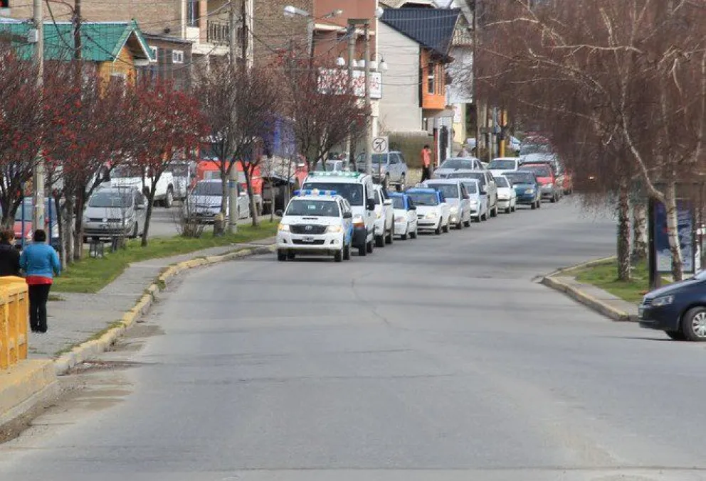 El cortejo fue saludado por cientos de vecinos en su despedida de Bariloche.