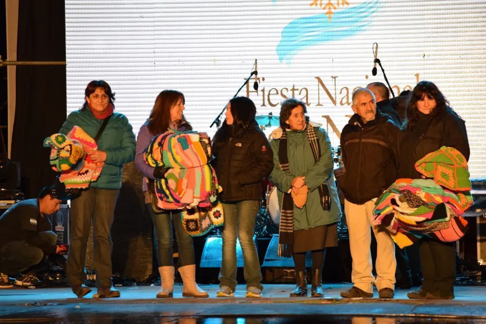 Donación en el escenario de la Fiesta de la Nieve.
