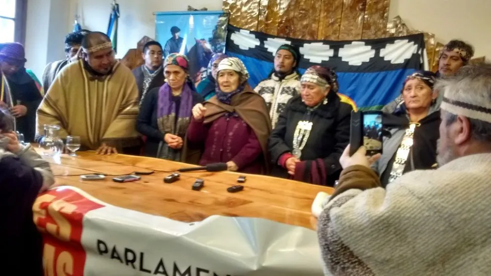 La pillankuse Lucía Cancura habla en el cierre del parlamento de pueblos originarios.