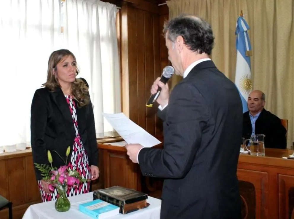 Mansilla toma juramento a la fiscal Cendón.