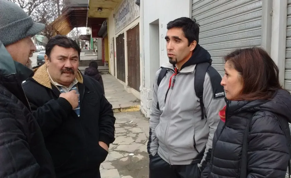 Benjamín y Javier Muñoz, junto a los abogados Alejandro Pschunder y Karina Chueri.