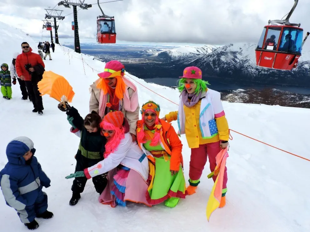 Las payamédicas atrajeron a chicos y también a grandes en la montaña.