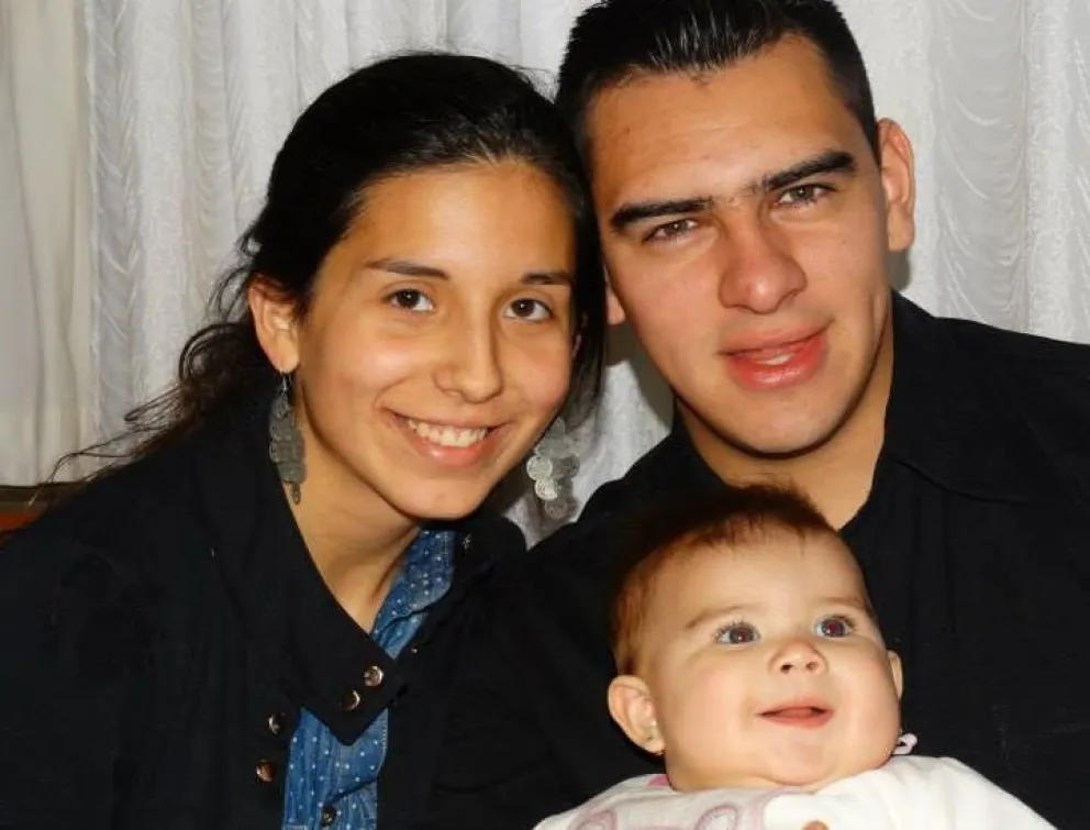 Micaela y Matías, con su hija Francesca. 
