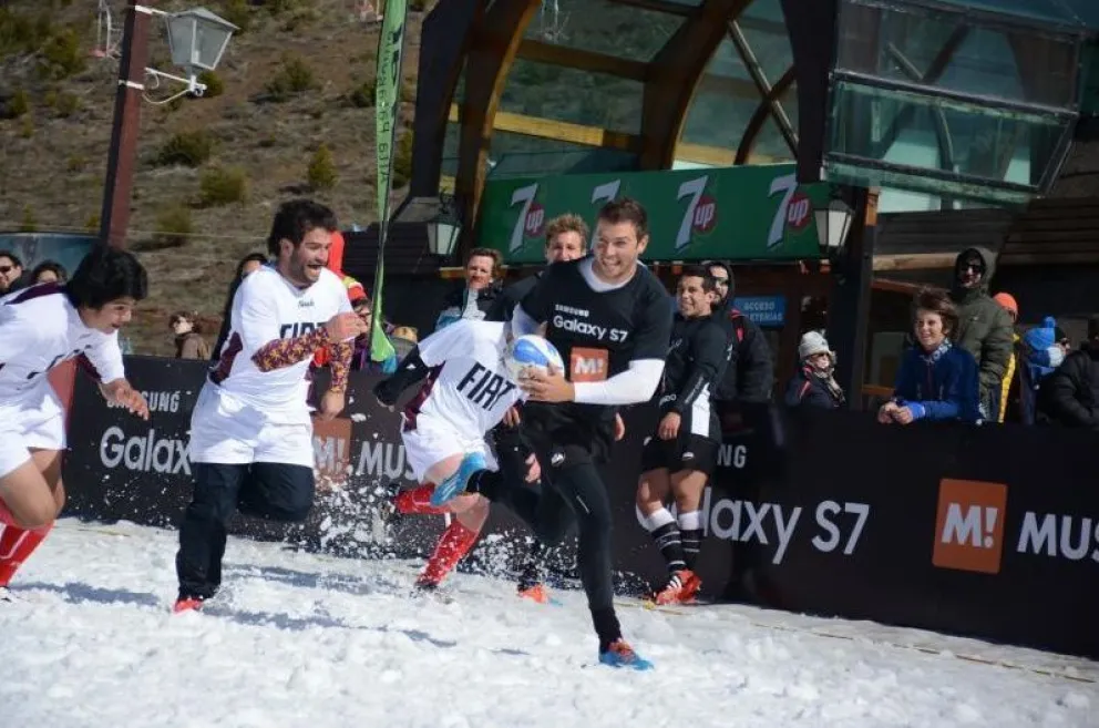 Rugby en la nieve con deportistas olímpicos.
