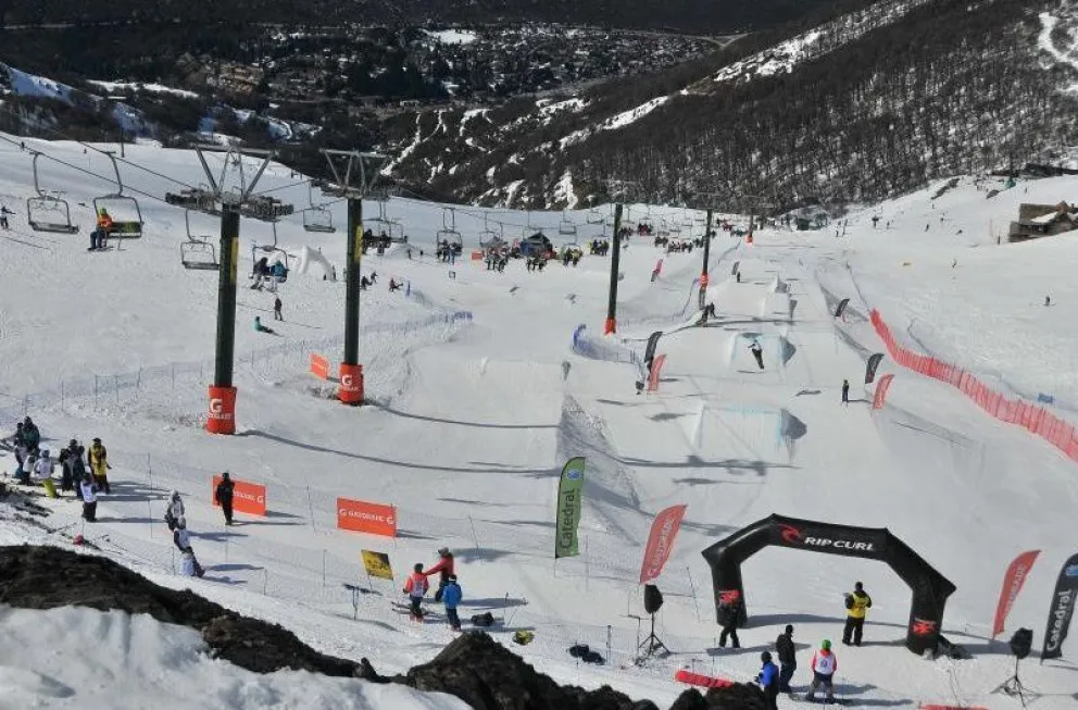 Los chicos brillaron con sus saltos en el Terrain Park de Catedral.