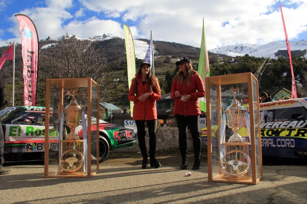 Autos y pilotos del TC dijeron presente en el cerro.