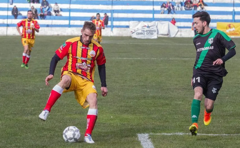 Cruz del Sur viene de empatar y va por los tres puntos. 