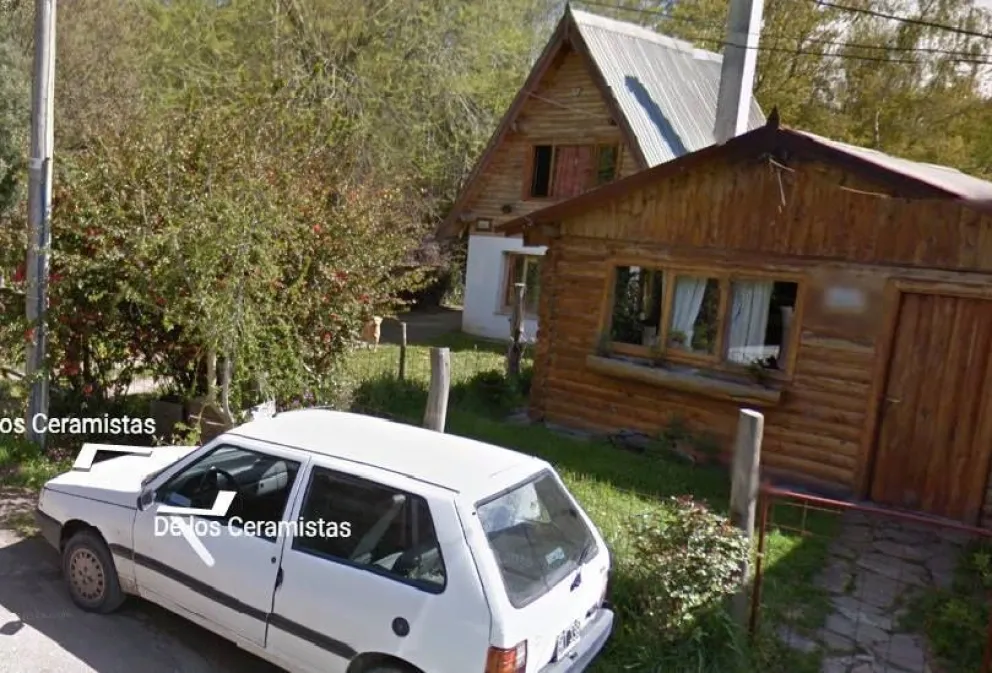 El bungalow que se incendió (a la izquierda). 