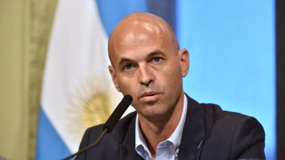 Guillermo Dietrich, ministro de Transporte de Nación, llega a Viedma. 