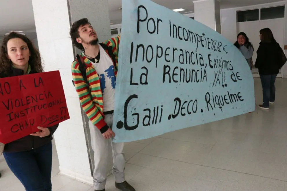Los empleados de Desarrollo Social llegaron al hospital con carteles y banderas. 