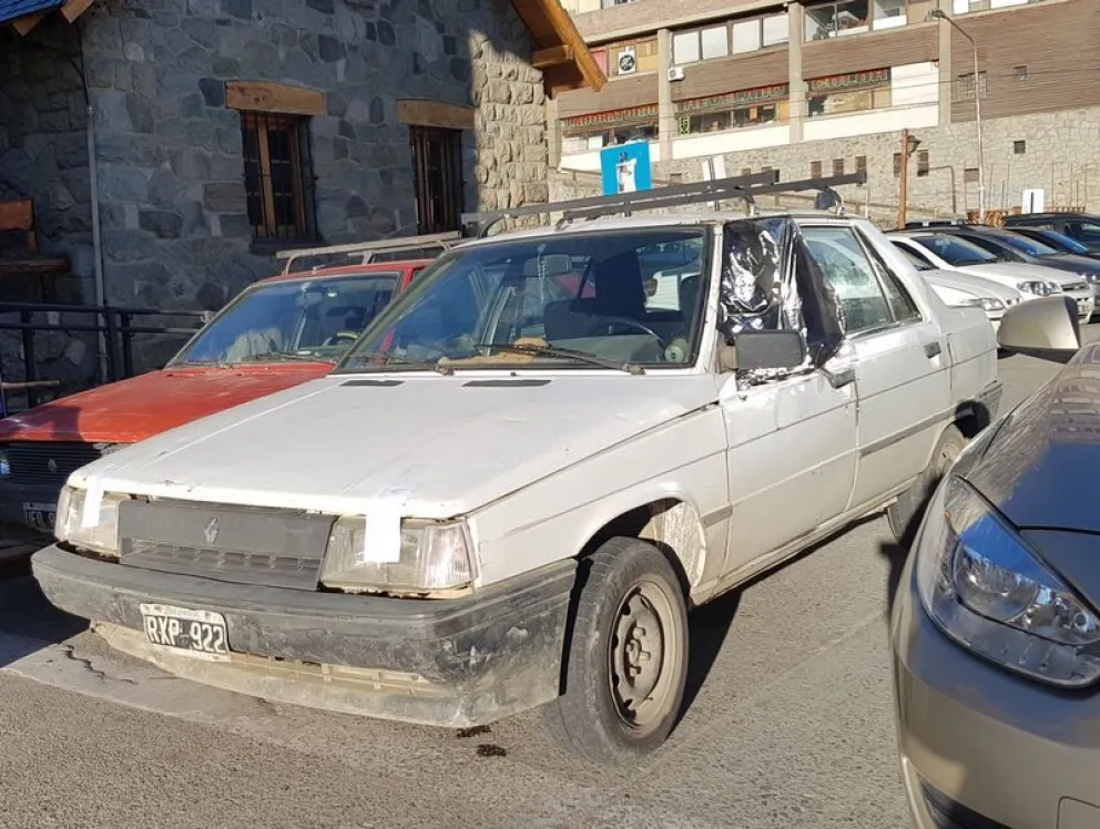 Los delincuentes se trasladaban en un Renault 9. 