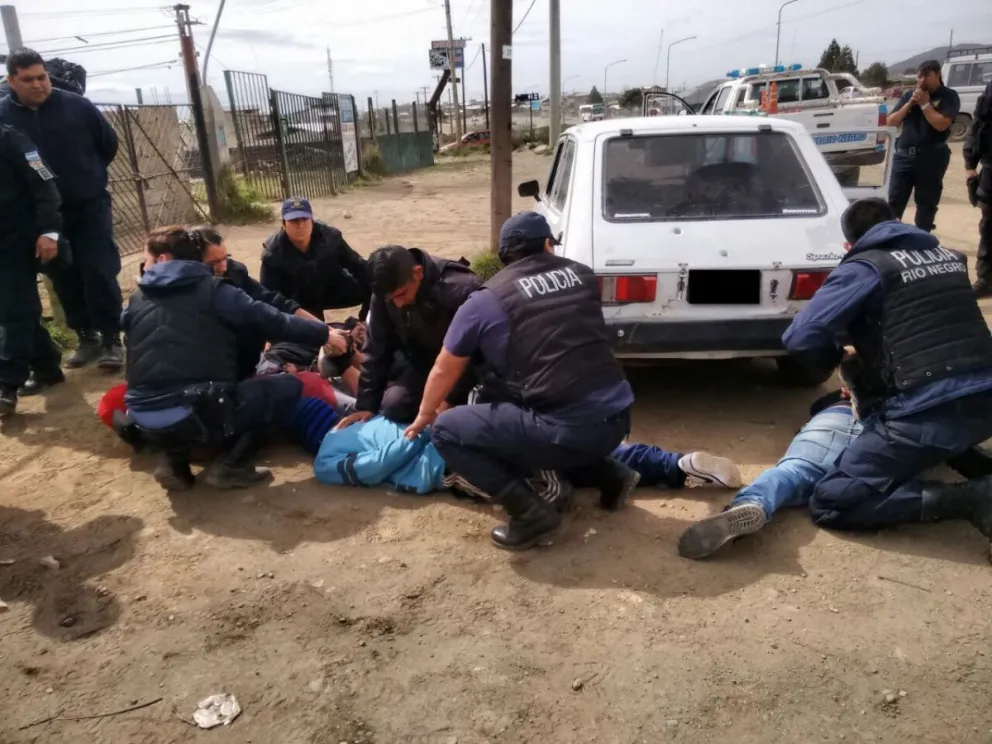 Detienen a cinco personas armadas en un vehículo