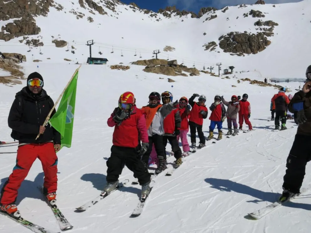1.500 chicos disfrutaron de la nieve con el “esquí escolar”