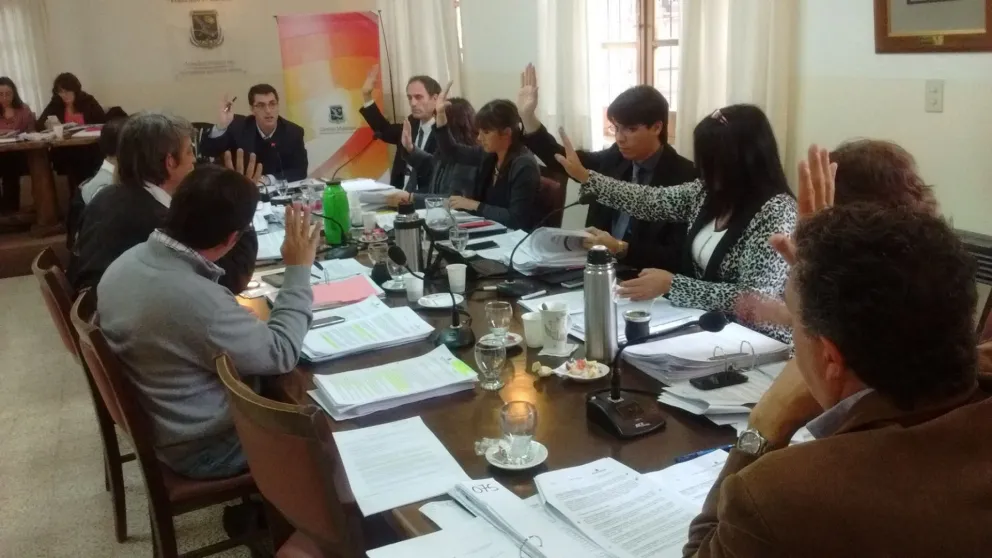 Proponen crear ventanilla y guía única de trámites municipales