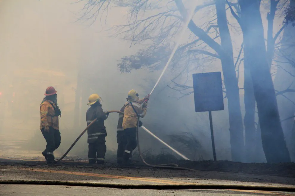 El incendio se desató en un descampado. 