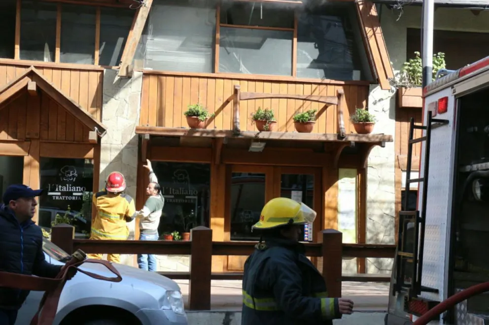 Video: así trabajaron los bomberos para extinguir las llamas en un comercio