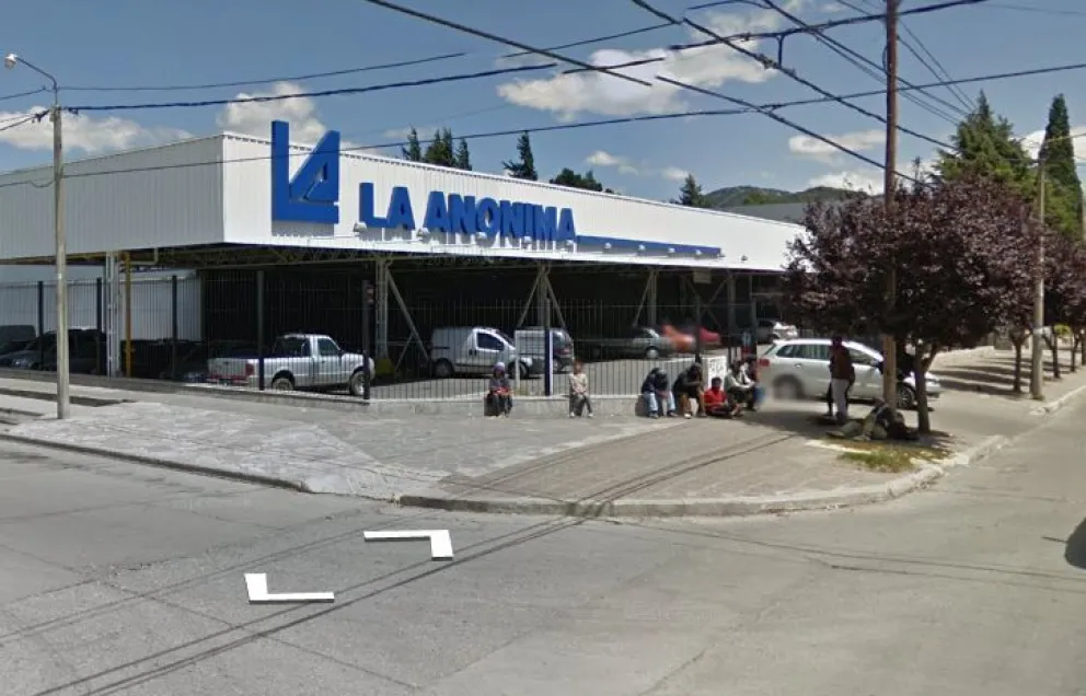 Quisieron llevarse bebidas alcohólicas sin pagar y los detuvieron