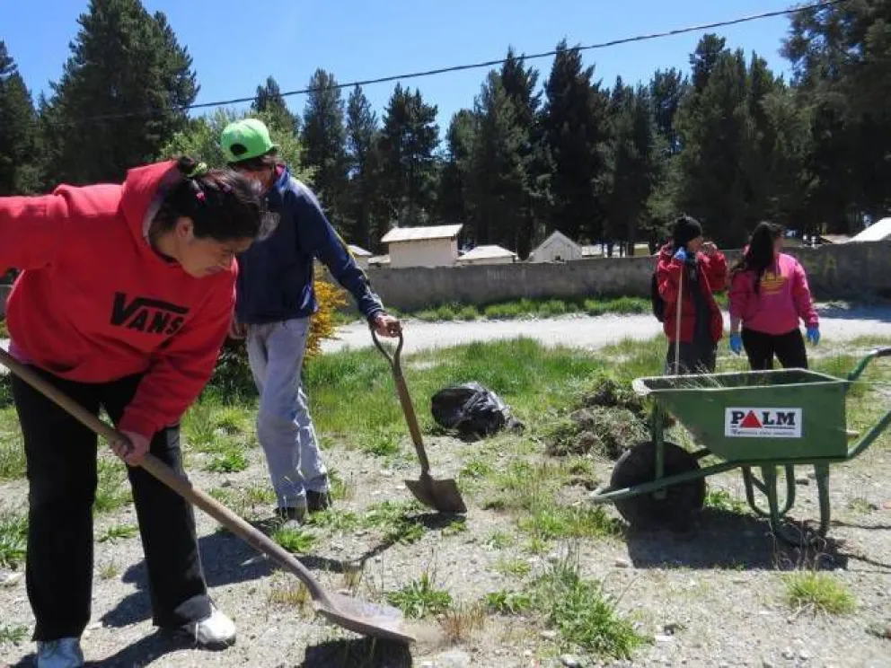 Jóvenes de Arrayanes y Eva Perón limpiarán su playón deportivo