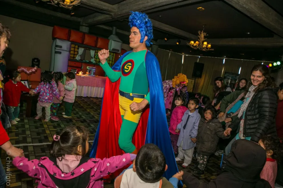 Más de mil chicos disfrutan el show “supersaludable” de Bariloche a la Carta