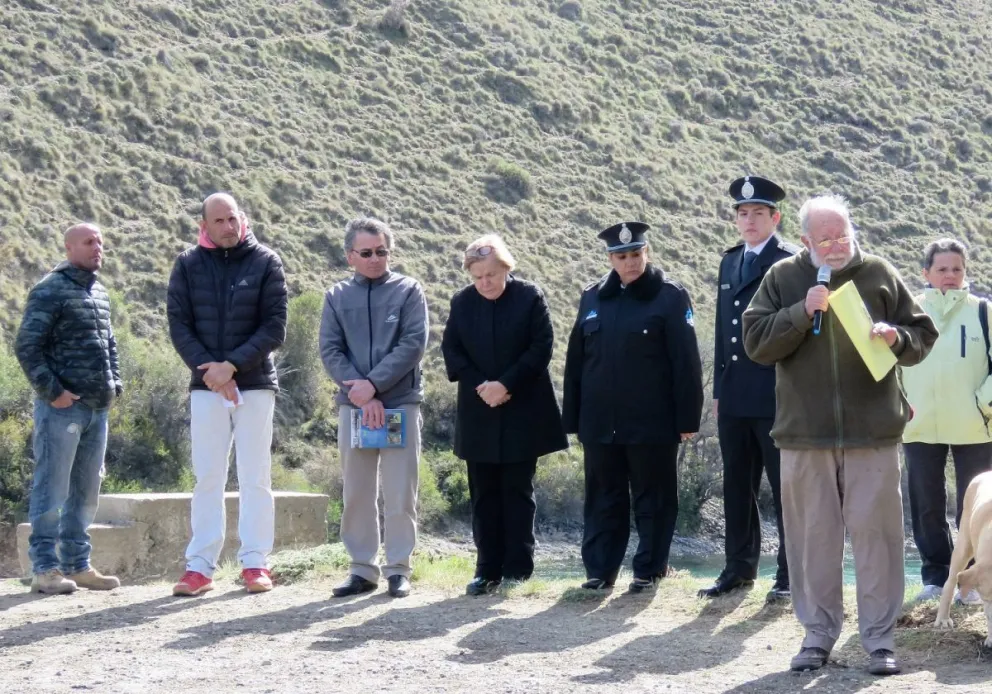 Abrazaron al Limay y pidieron una vez más que el agua “corra libre”