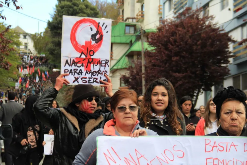 Miles marcharon en Bariloche contra la violencia de género