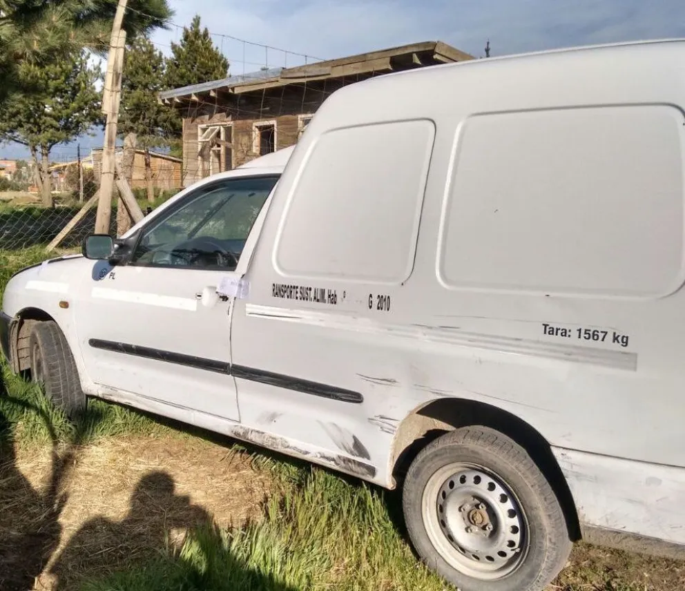 Los agarraron in fraganti cuando robaban en un auto
