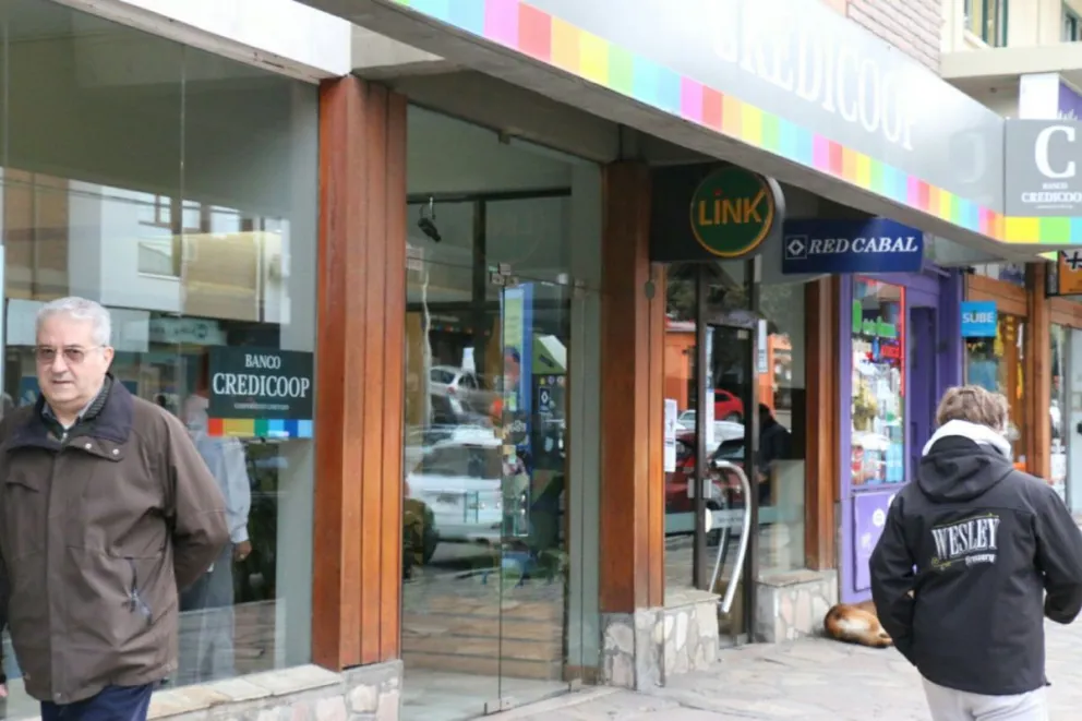 Sin atención en los bancos por paro total de actividades