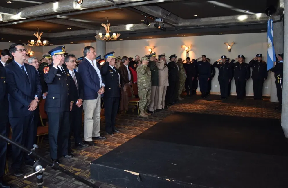 "La comunidad necesita de aquellos que la cuidan", afirmó el intendente de Bariloche. 