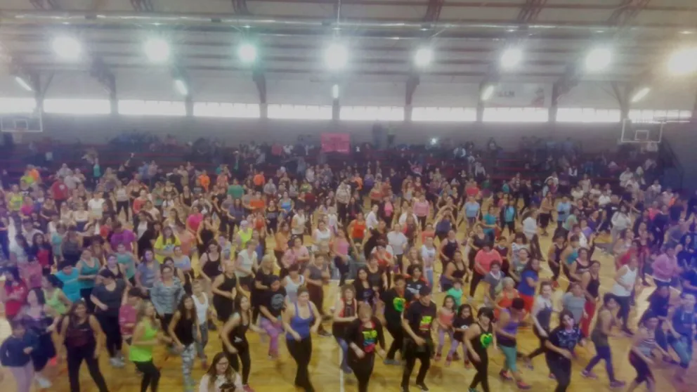 ¡Todos a bailar zumba con un fin solidario!