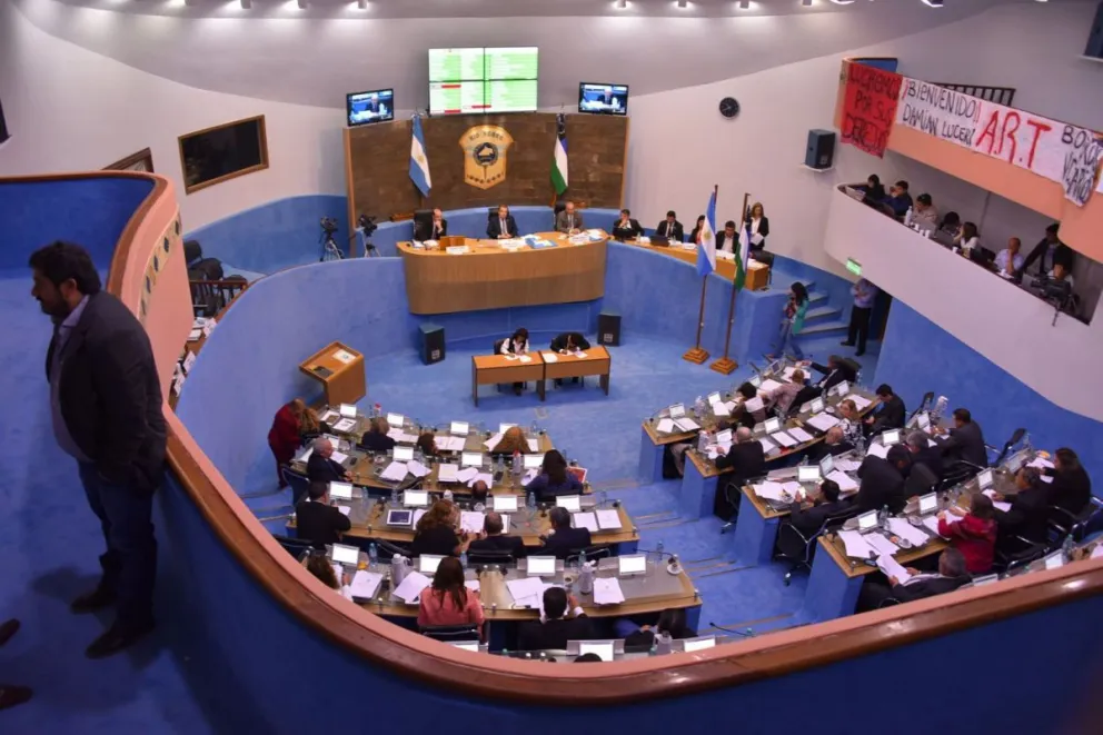La legislatura aprobó la nueva emisión de letras para pagar sueldos y aguinaldos de fin de año.