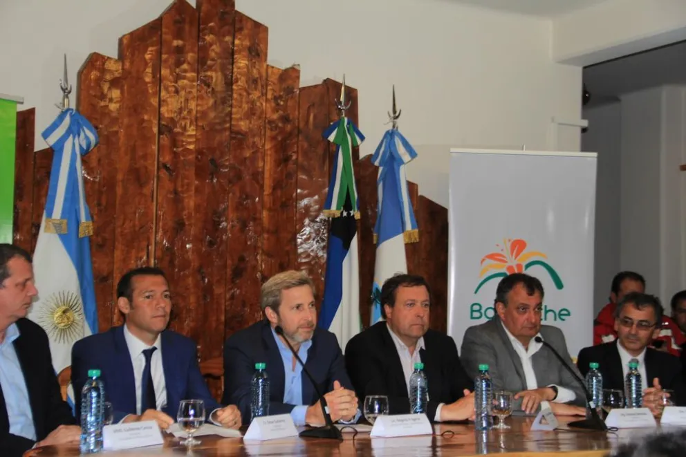 Frigerio, con los gobernadores de Río Negro y Neuquén, y los intendentes de Bariloche, Dina Huapi y Villa La Angostura.