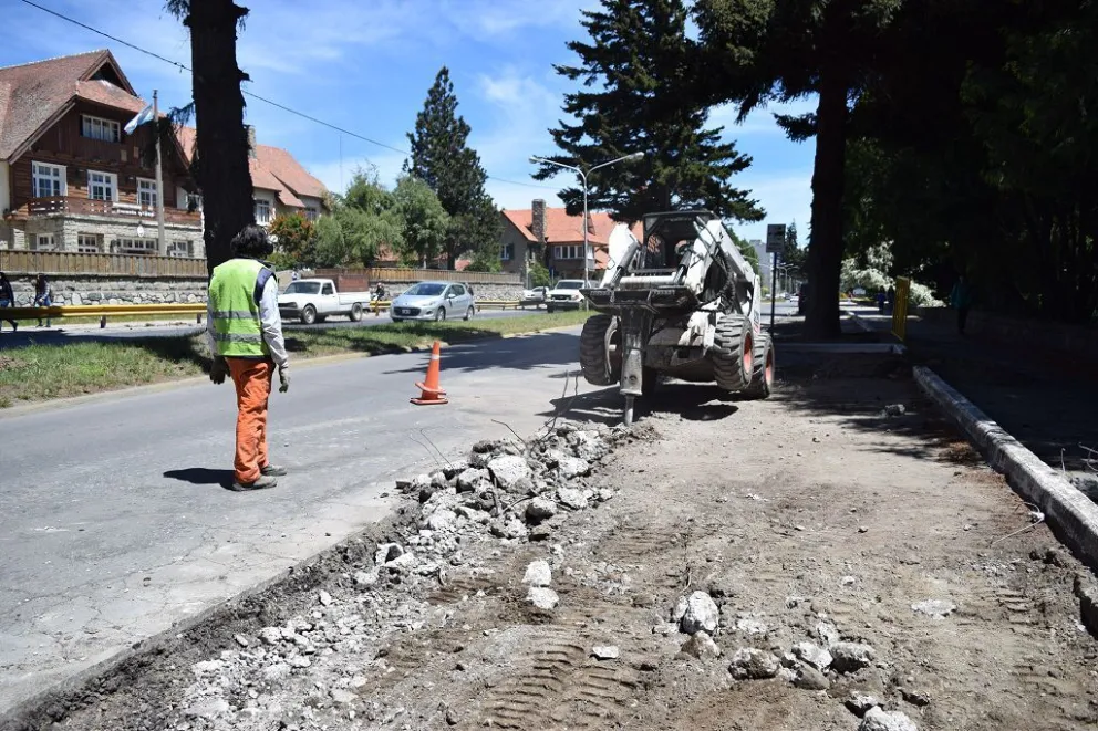 Reparan dársenas de estacionamiento en la avenida 12 de octubre