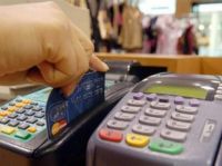 Compras con tarjeta de débito: extendieron y duplicaron los reintegros