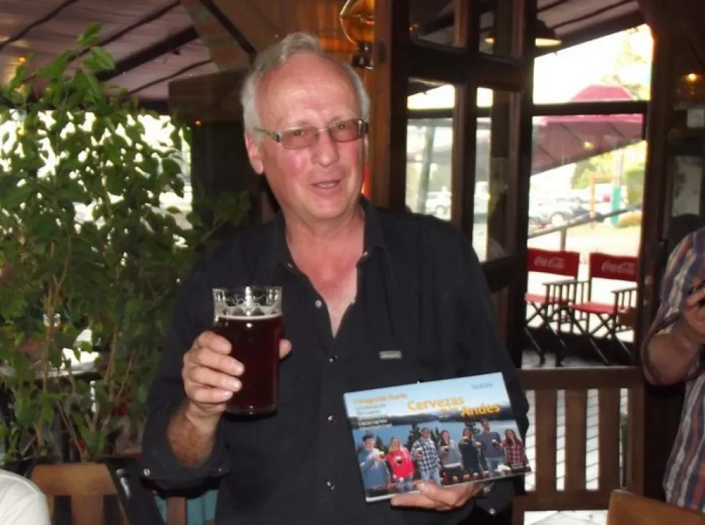 Toncek Arko y la segunda edición de su guía. 