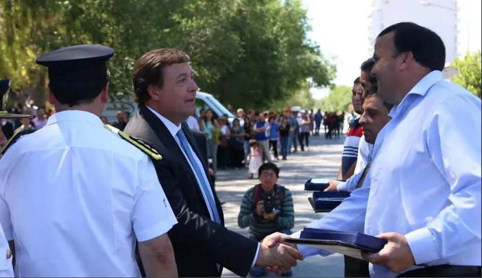 En el acto, el gobernador le entregó 15.000 pesos de reconocimiento a los policías que tuvieron una destacada labor.