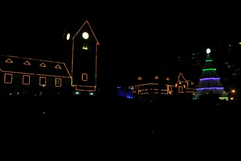 El pino de Navidad se encendió alrededor de las 22,30.