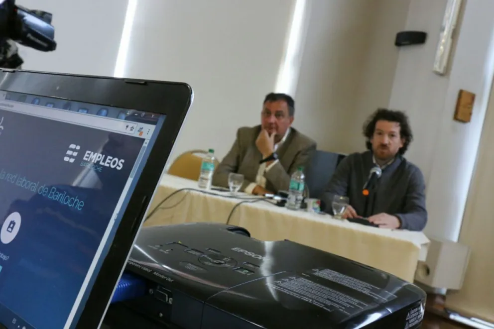 Caspani encabezó la conferencia de prensa acompañado de Gennuso. 