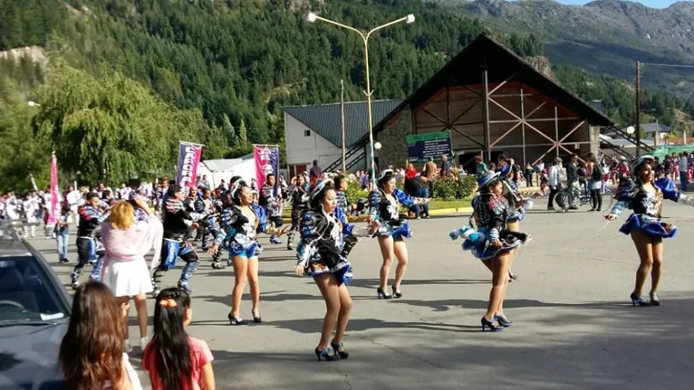 La comunidad boliviana estuvo de festejo y desplegaron todo el colorido de sus trajes típicos,