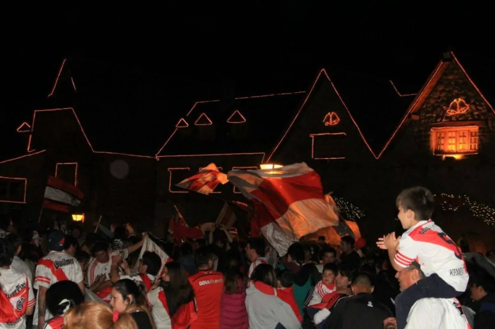 Los hinchas llenaron la plaza del Centro Cívico. 