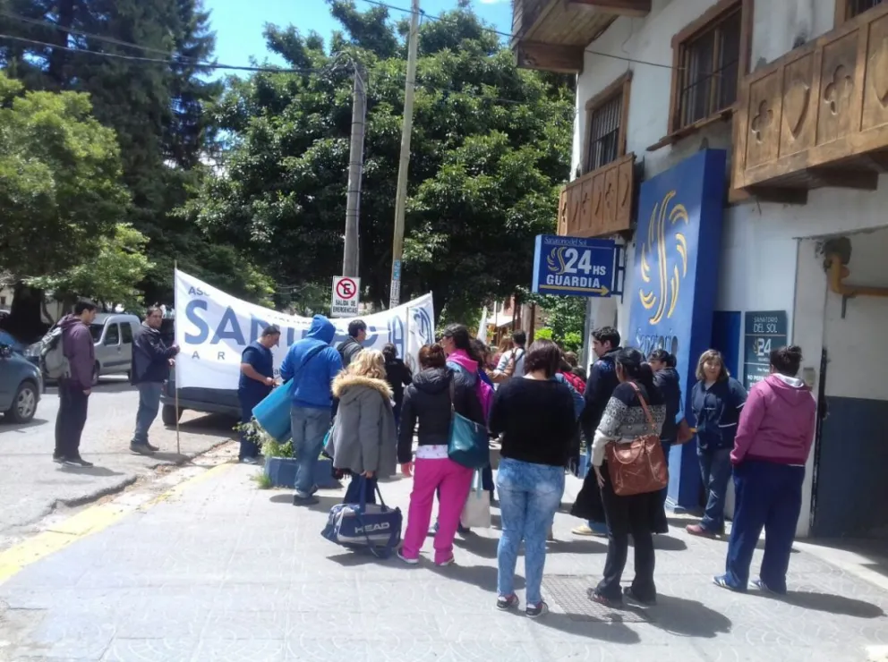 Cobraron los sueldos y levantaron la protesta
