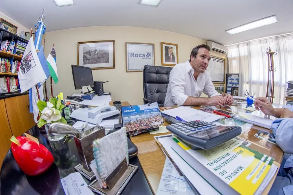 Martín Soria guarda un museo de su padre en el despacho municipal.
